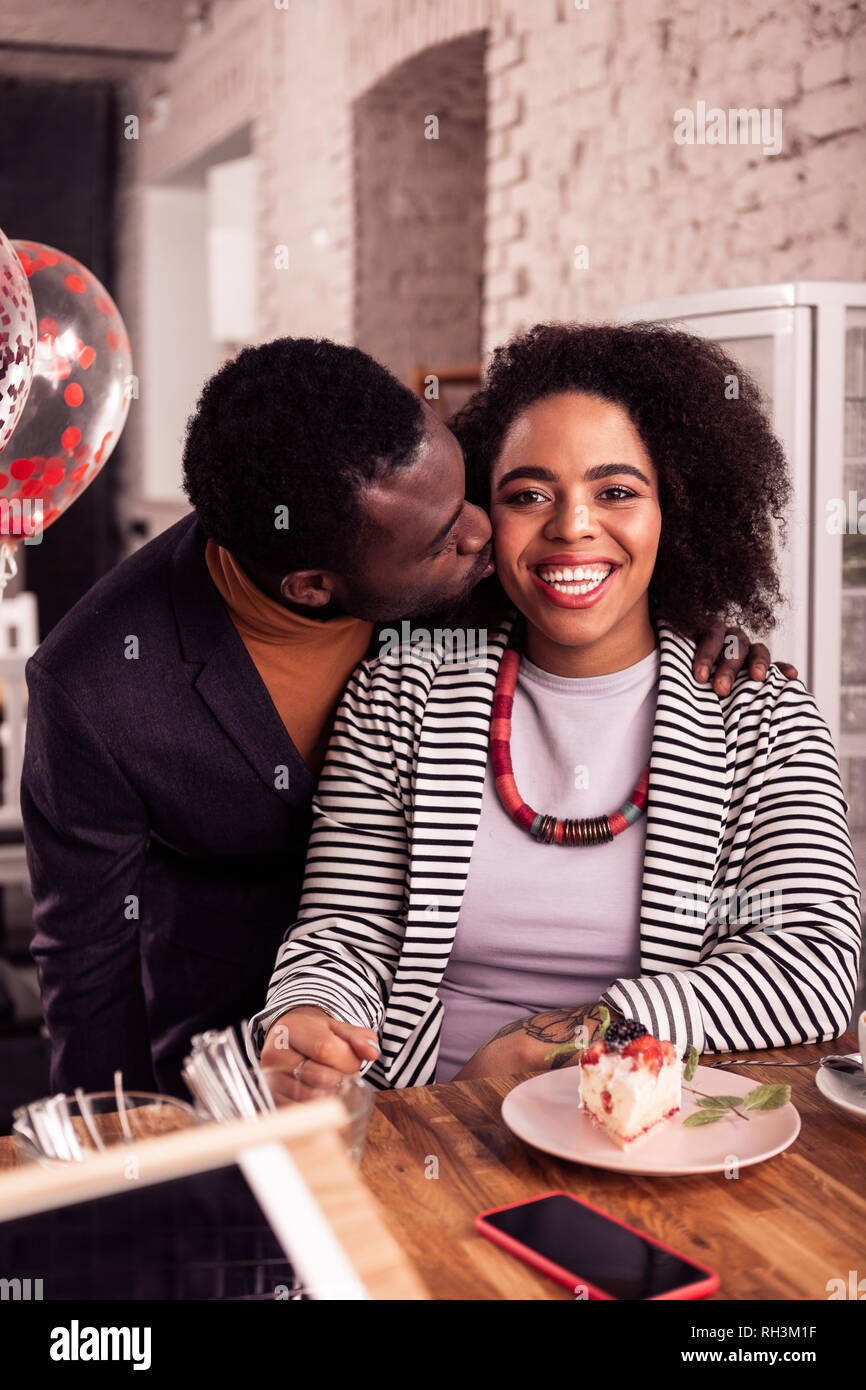 Bel homme joyeux, debout près de sa petite amie Banque D'Images