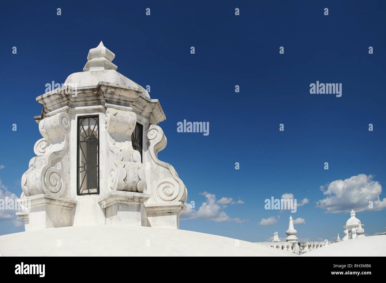 Une coupole blanche sur le toit de l'église en fond de ciel bleu Banque D'Images