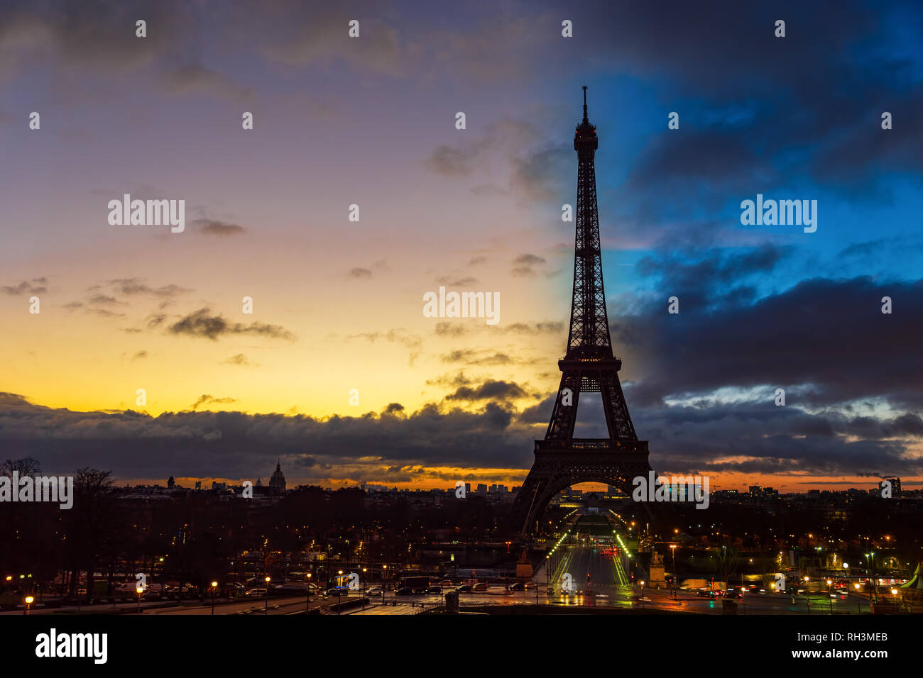 Nuit au jour sur la Tour Eiffel - Paris Banque D'Images