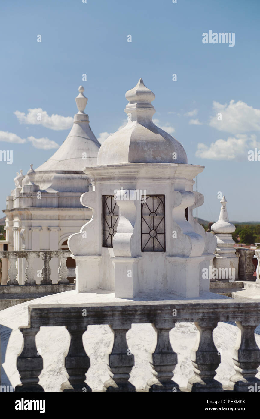 Toit en dôme blanc de la cathédrale sur fond de ciel bleu Banque D'Images