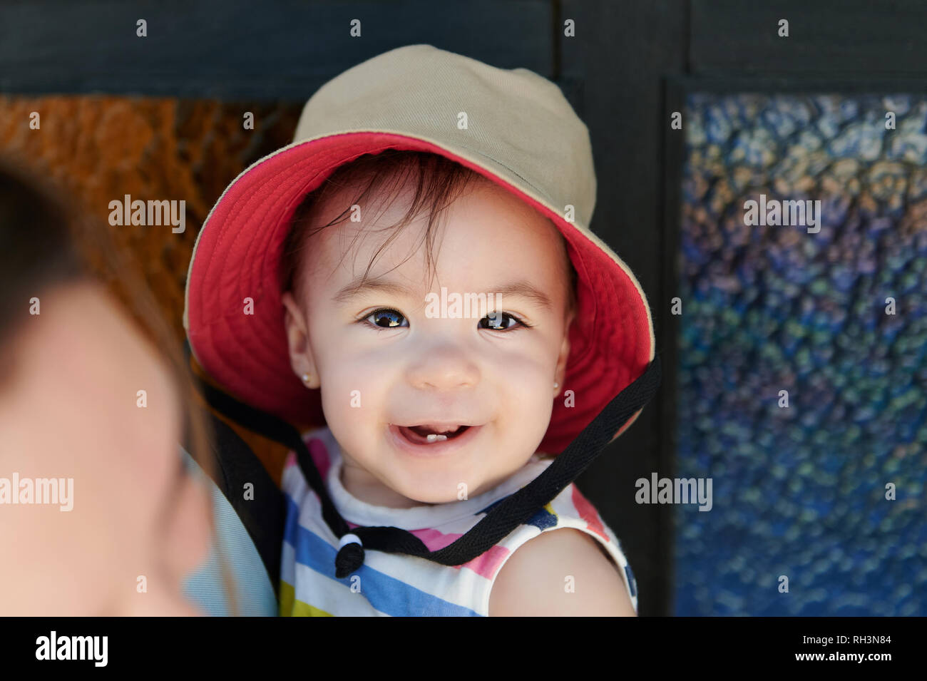 Smiling baby girl in hat de Sun en vacances Banque D'Images