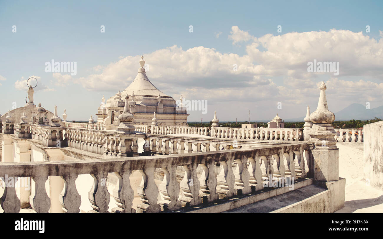 Balcon à toit blanc de cathédrale au Nicaragua Banque D'Images