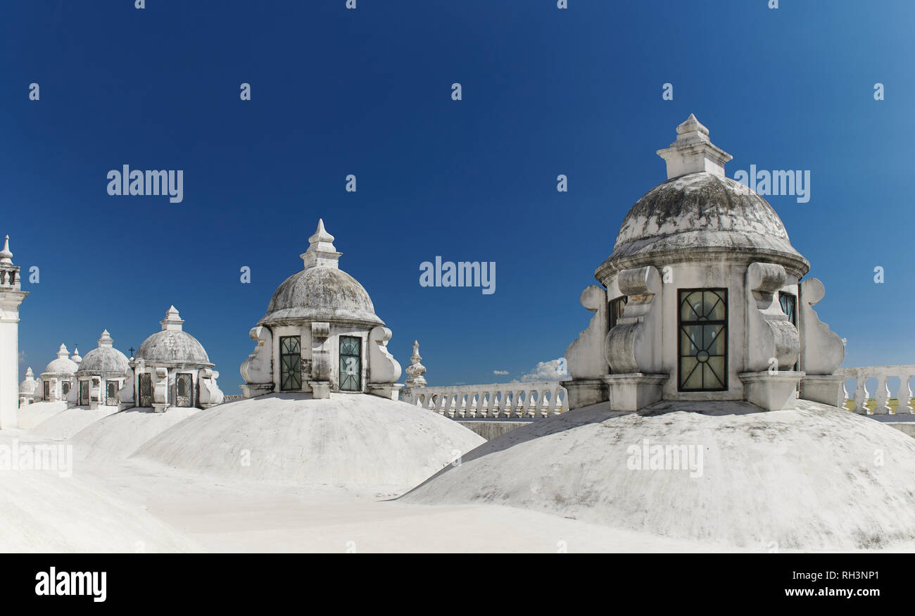 Toit cathédrale en blanc au Nicaragua sur jour bleu ciel Banque D'Images