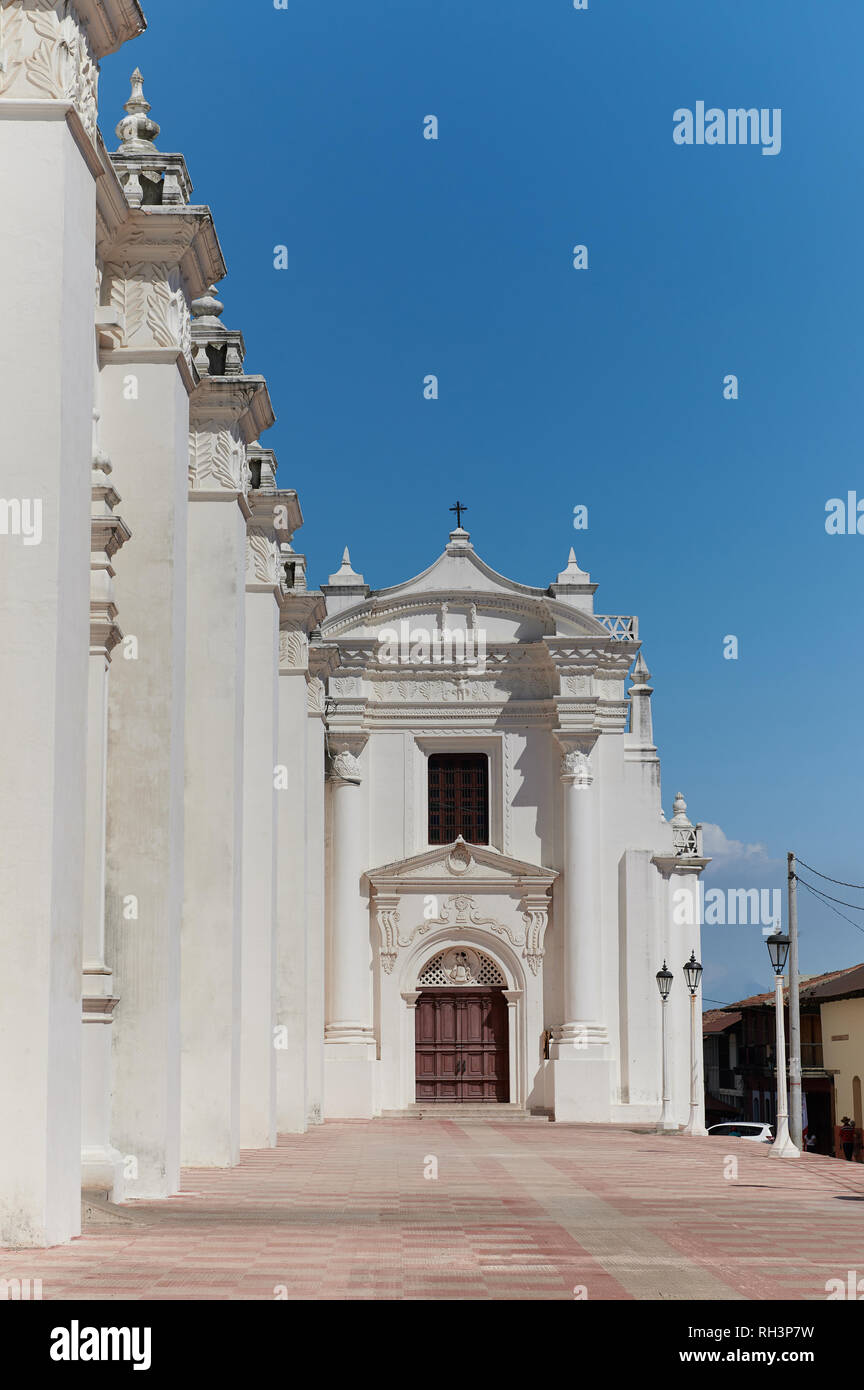 Big White Church dans Leon Nicaragua sur journée ensoleillée Banque D'Images