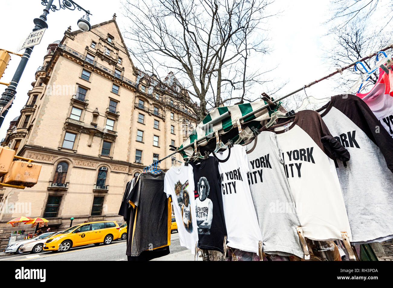 John Lennon et Dakota Building T-shirts New York City Banque D'Images