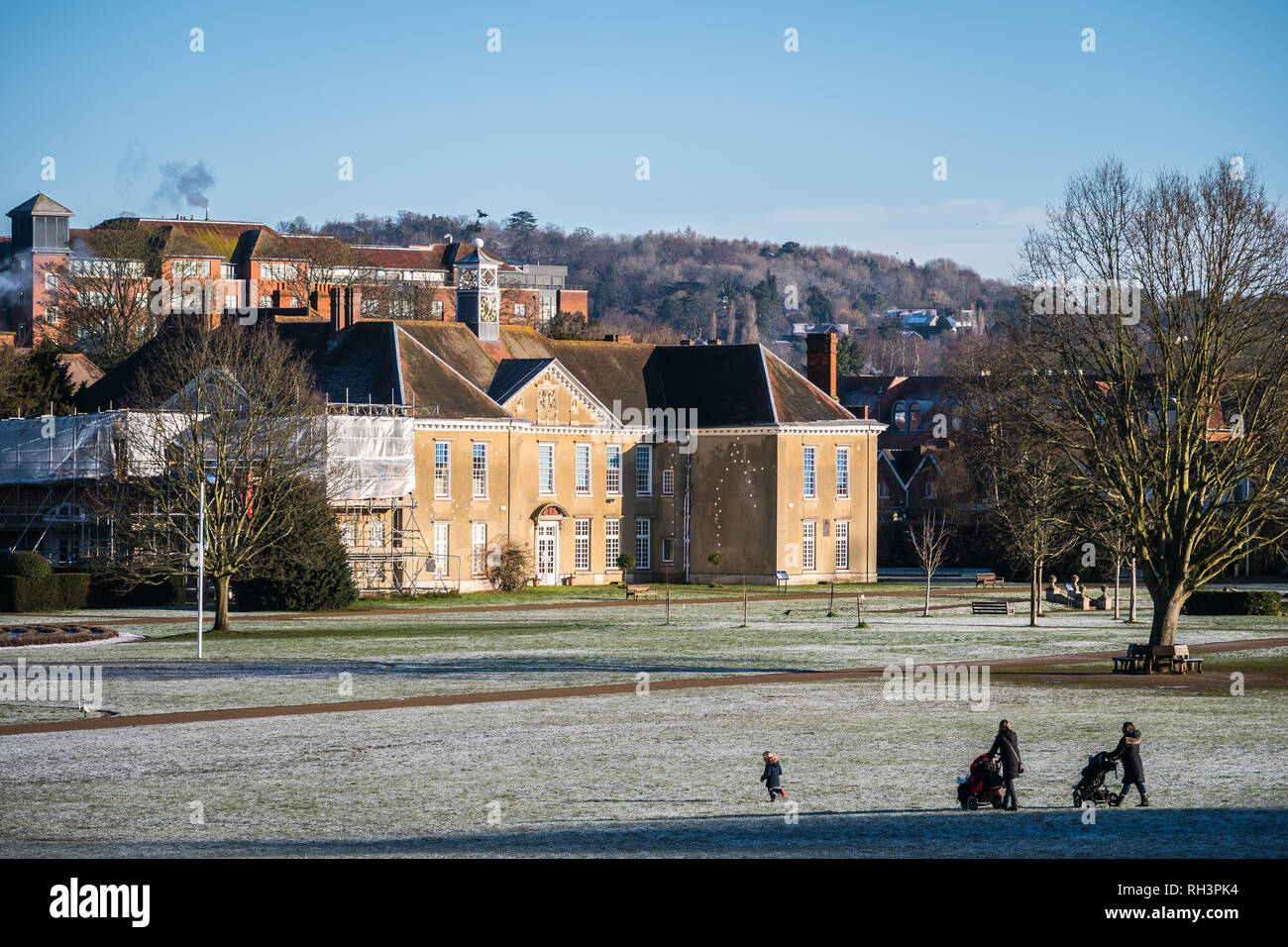 Manchester, UK - 30 janvier 2019 - les gens marcher sur un terrain couvert de neige dans un parc ; l'hiver au Royaume-Uni Banque D'Images