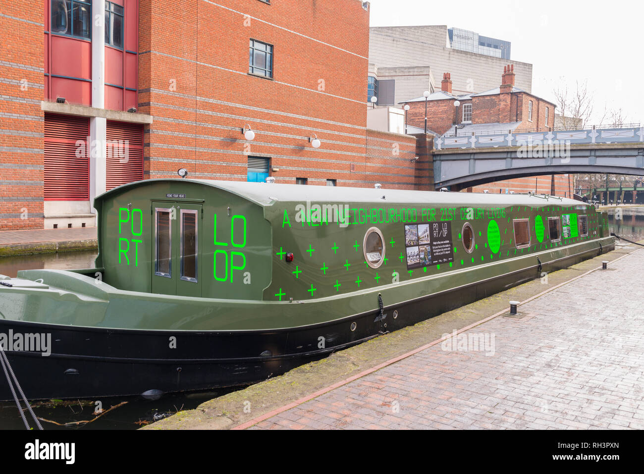 Bateau étroit décoré pour annoncer le nouveau projet de logement Boucle port sur le côté du canal à Ladywood, Birmingham Banque D'Images