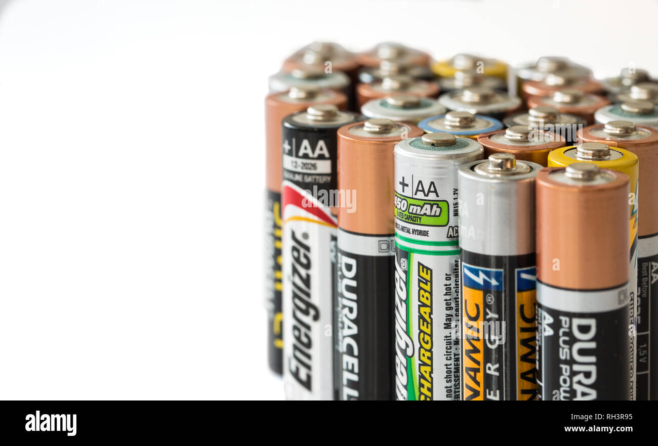 SELBY, UK - 30 janvier 2019. Un gros plan d'un assortiment de piles rechargeables et jetables de différentes marques sur un fond blanc w Banque D'Images