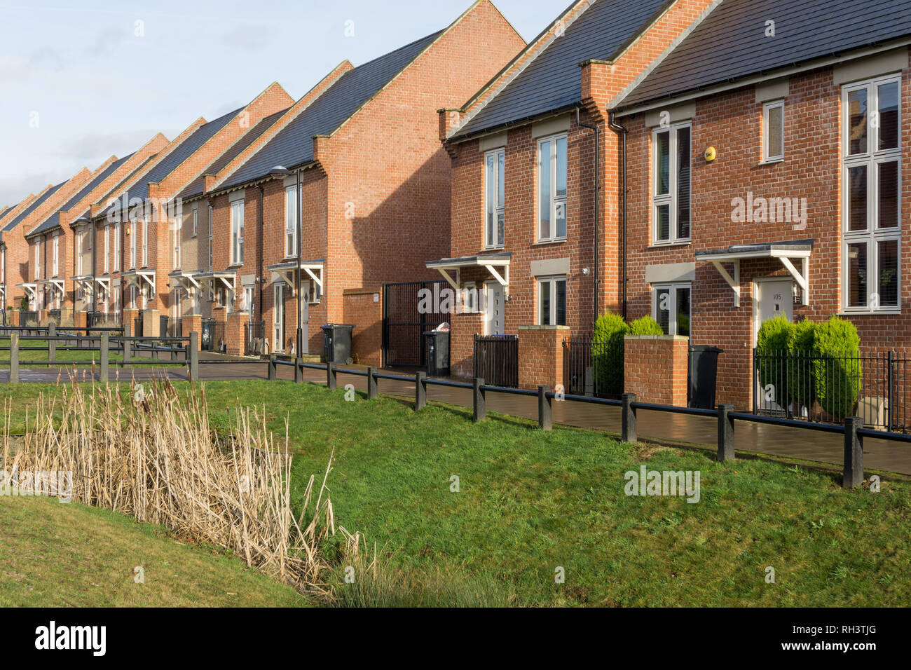 Nouveaux logements à Upton, à la périphérie de Northampton, Royaume-Uni ; un éco-développement design disposés autour d'espaces verts. Banque D'Images