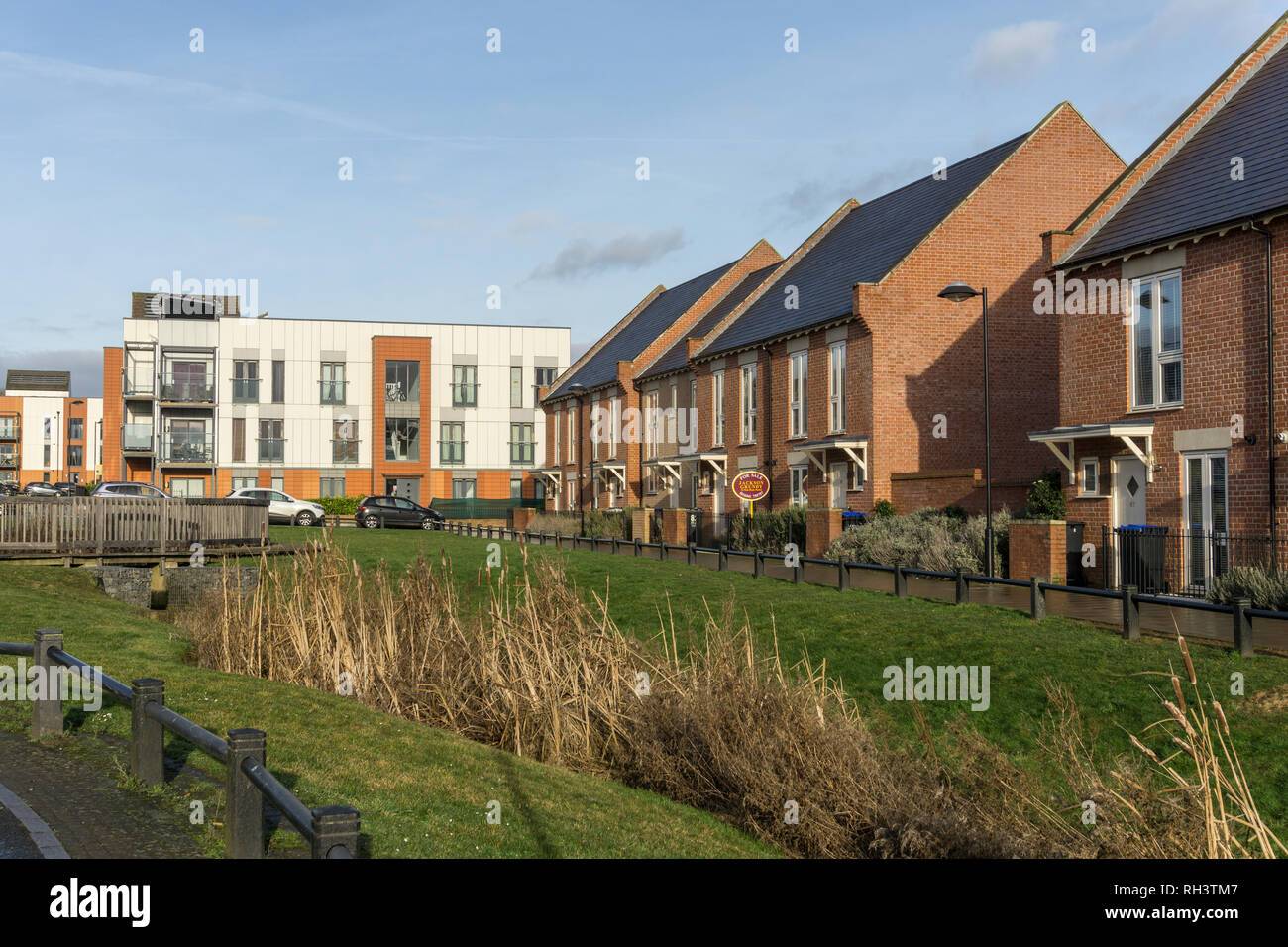 Nouveaux logements à Upton, à la périphérie de Northampton, Royaume-Uni ; un éco-développement design disposés autour d'espaces verts. Banque D'Images