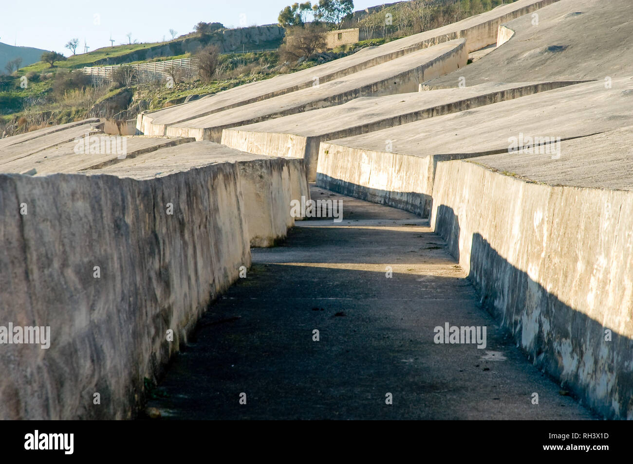 Cretto di Burri, immense oeuvre béton qui recouvre les ruines de la vieille ville de Gibellina, détruite par un tremblement de terre. Vallée du Belice, Sicile Banque D'Images