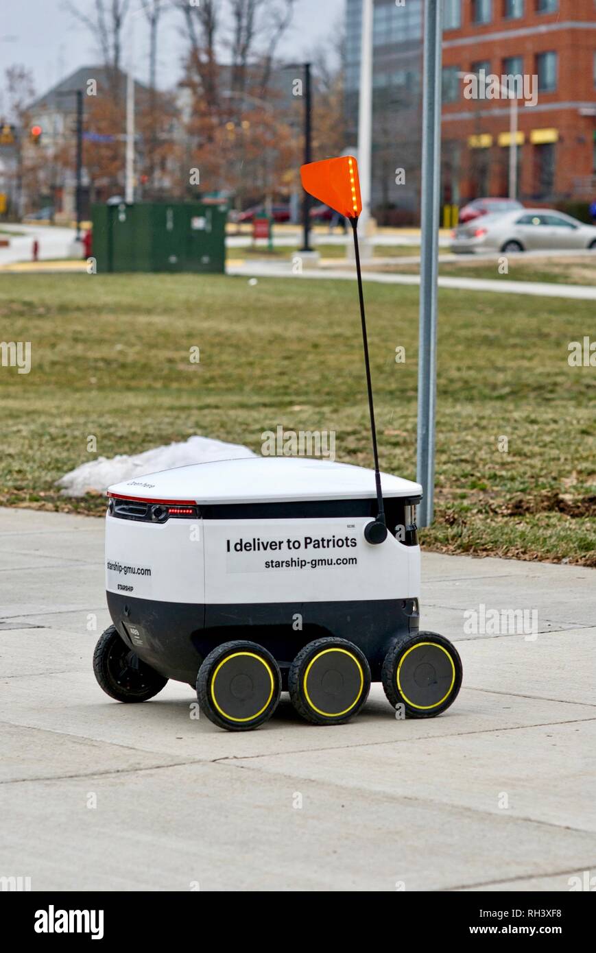Fairfax, Virginie, USA - 29 janvier 2019 : une alimentation autonome robot livraison voyages en route pour un client qu'à l'Université George Mason du campus principal. Banque D'Images