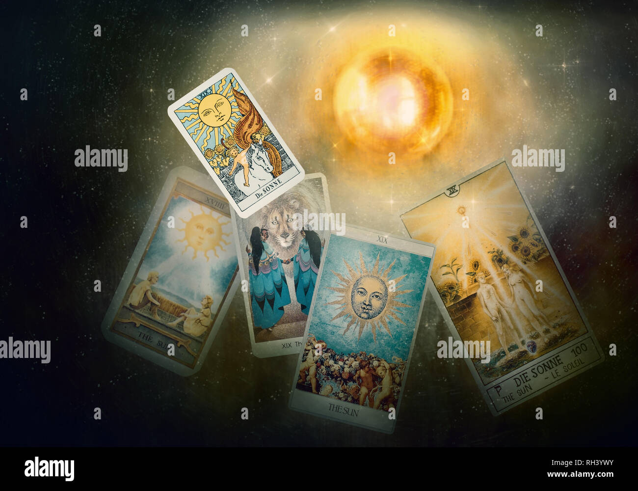 Vue de la carte de tarot sur la table. Le Soleil. Banque D'Images