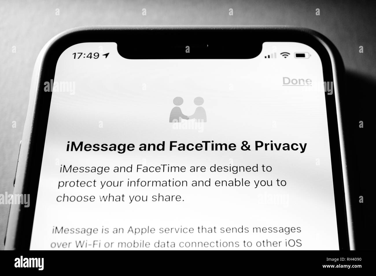 Paris, France - Jan 30, 2018 : l'accent sur la protection de la vie privée contrat d'iMessage et FaceTime comme vu sur le smartphone iPhone XS fabriqués par Apple Computers - noir et blanc Banque D'Images