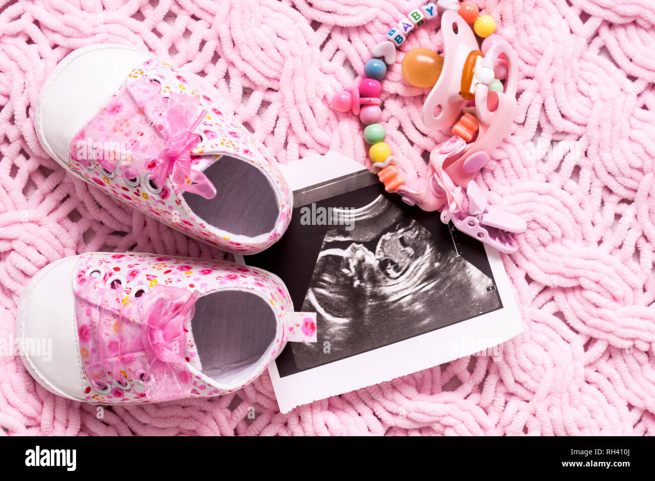 Pink Booties En Regard Des Photos Du Bebe A L Echographie A Semaines De Grossesse Le Concept D Avoir Un Bebe Fille La Grossesse Fille Selecti Photo Stock Alamy