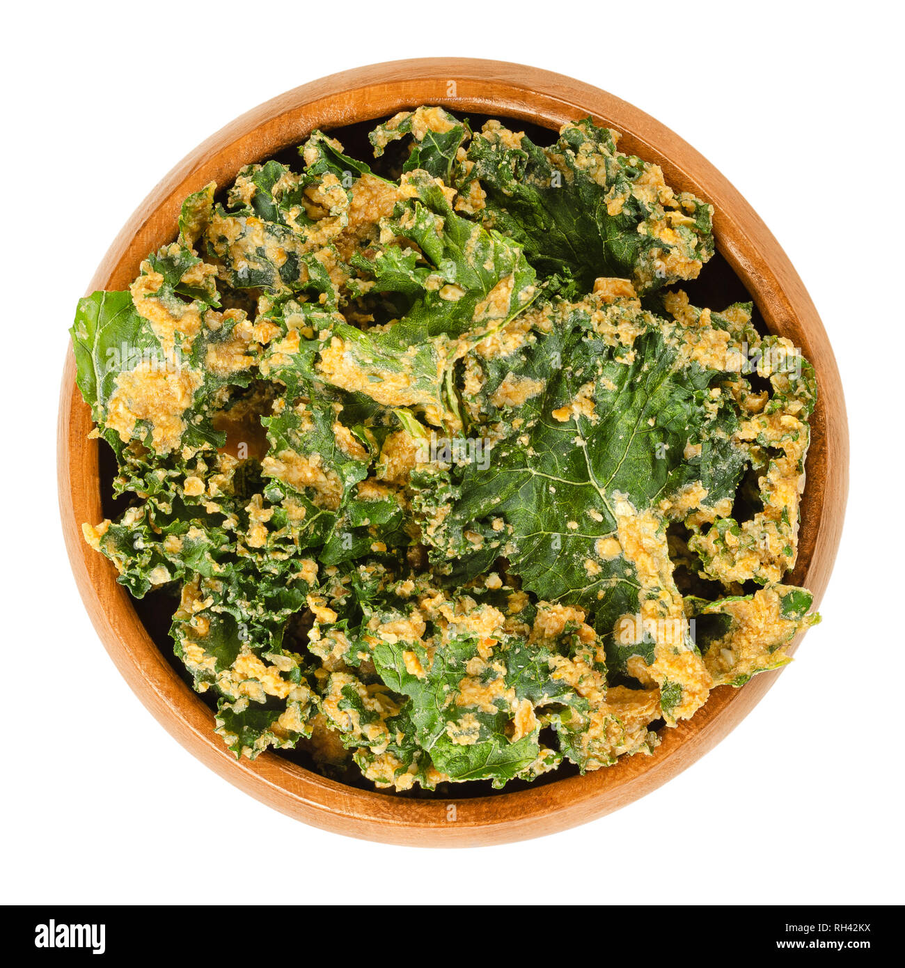Kale chips maison à bol en bois. Le chou vert feuille déshydraté, poudre d'épices mélangées, les noix et les légumes. Snack et croustilles de substitution. Banque D'Images
