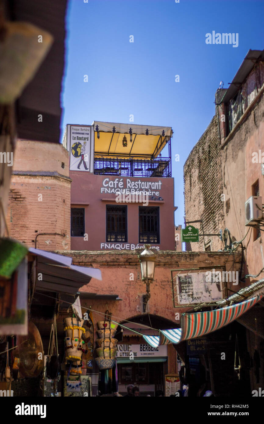 Dans le souk de Marrakech La Médina - tapis marocain Banque D'Images