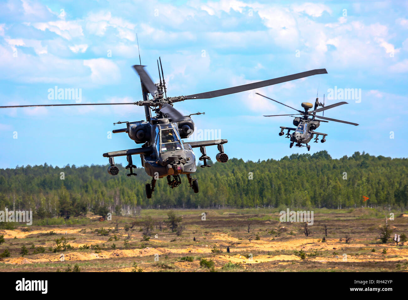 UH-60 Blackhawk et Apache. Formation militaire internationale grève 2017 'Saber', Adazi, la Lettonie. L'Europe de l'Armée US-led militaire internationale annuelle de l'exerc Banque D'Images