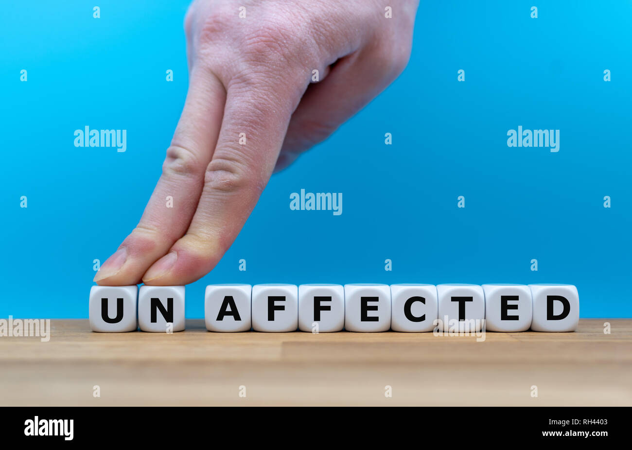 Formulaire dés le mot 'affectée' tandis que deux doigts pousser les lettres 'UN' afin de remplacer le terme de "affectée". Banque D'Images