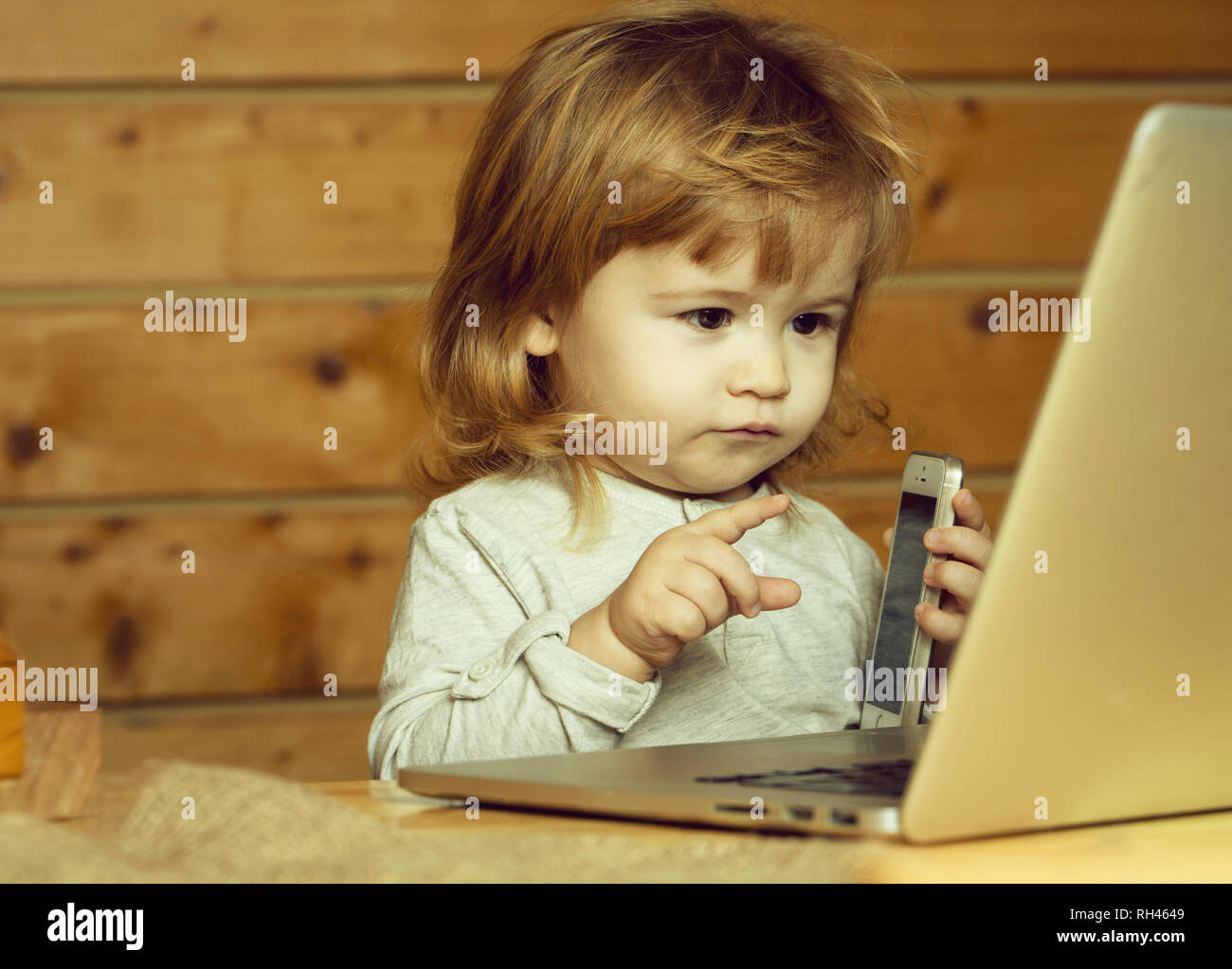 Cute Funny Little Emotionnelle Bebe Garcon Avec De Longs Cheveux Boucles Blonds Parlant Par Telephone Mobile Pres De L Ordinateur A L Interieur Sur Fond De Bois Horizontal Pictur Photo Stock Alamy Cute Funny Little Emotionnelle Bebe Garcon Avec De Longs Cheveux Boucles Blonds Parlant Par Telephone Mobile Pres De L Ordinateur A L Interieur Sur Fond De Bois Horizontal Pictur Photo Stock Alamy