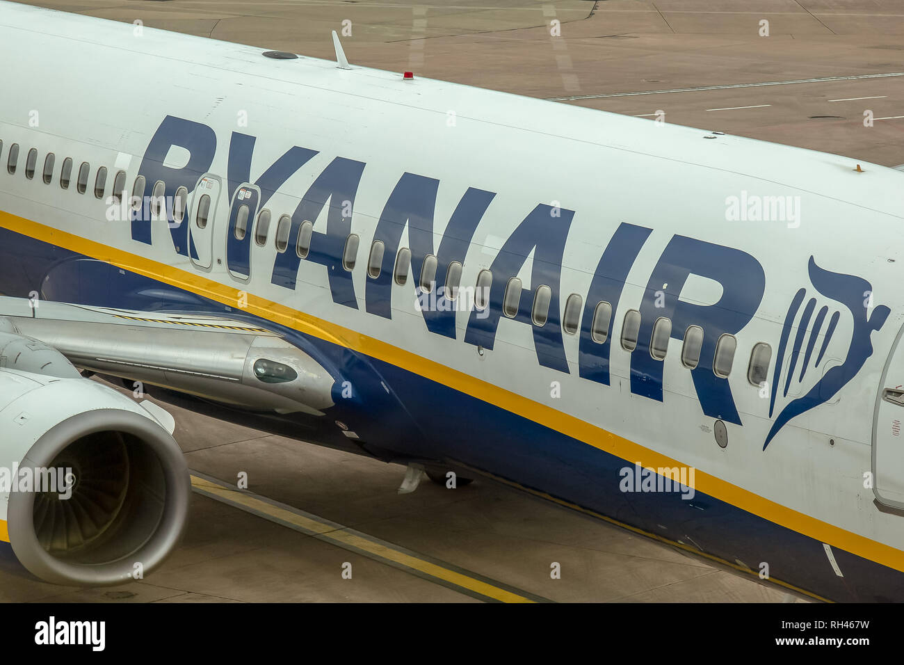 Le fuselage d'un avion Boeing 737-800 de Ryanair à l'aéroport de Manchester en Angleterre. Banque D'Images