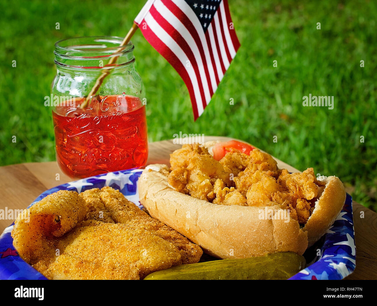 Une crevette po-boy est couplé avec une truite blanche, 30 juin 2017, faire un unique et festive, repas du 4 juillet 30 juin 2017, dans l'Alabama, Coden. Banque D'Images