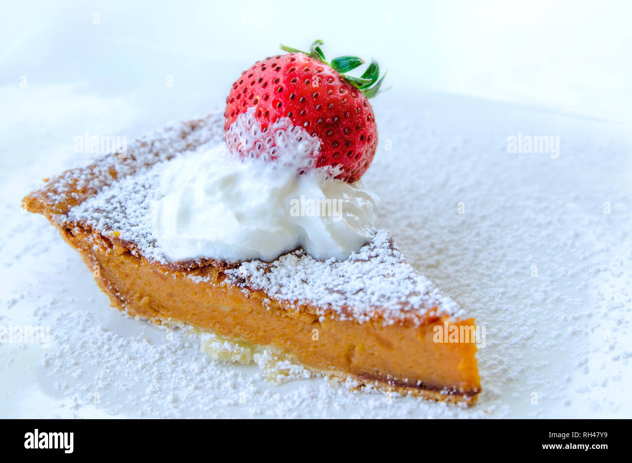 Sweet Potato Pie est garnie de crème fouettée et de sucre en poudre, 5 juillet 2014, à la Patate douce Cafe à Stone Mountain, Géorgie. Banque D'Images