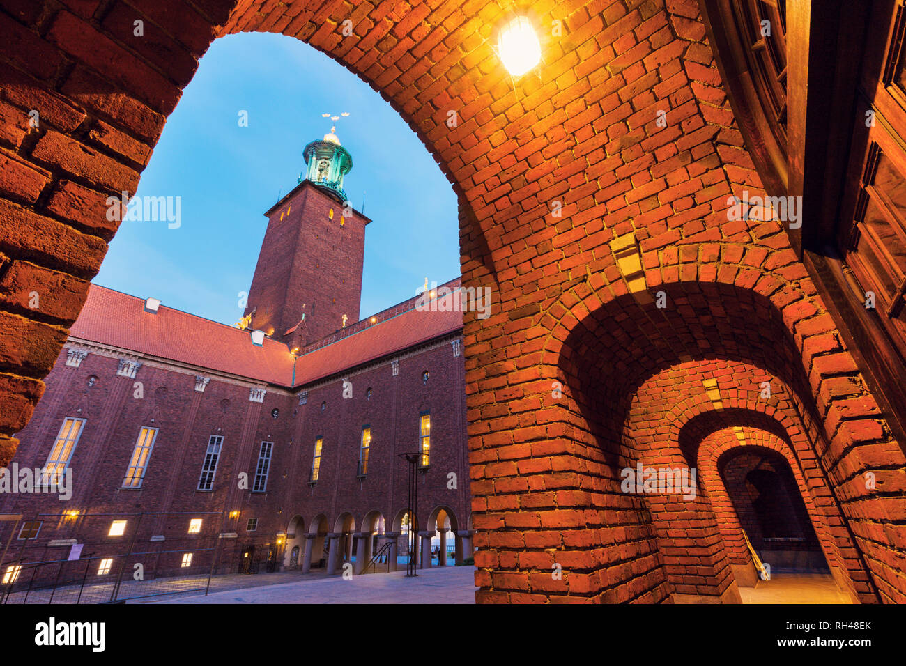 L'Hôtel de Ville de Stockholm au soir. Stockholm, Sodermanland et Uppland, Suède. Banque D'Images