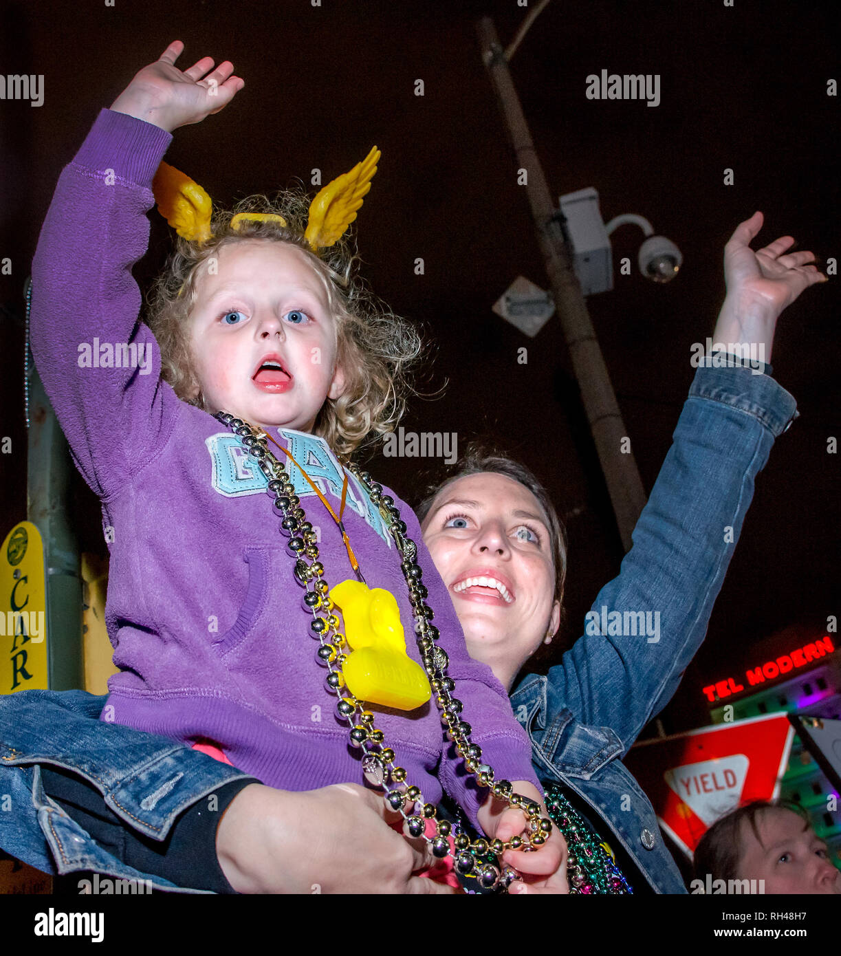 Une mère et sa fille vague pour les perles pendant la Krewe of Hermes défilé du Mardi Gras, le 28 février 2014, à la Nouvelle Orléans, Louisiane. Banque D'Images