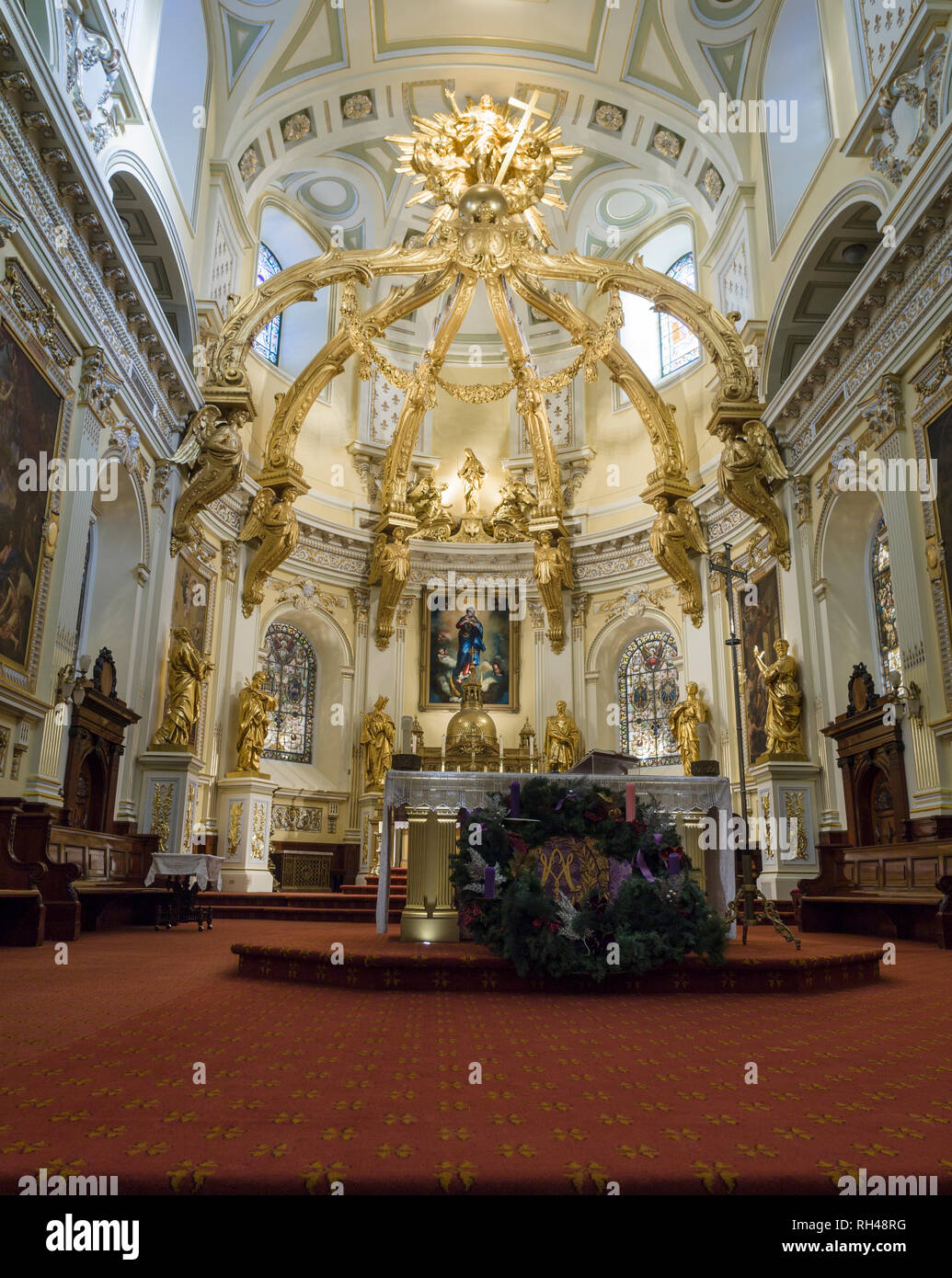 Autel de la cathédrale Notre-Dame de Québec : statues en or plaqué or et un son surround est couvert au-dessus de l'autel de la Basilique cathédrale Notre-Dame de Québec. Banque D'Images