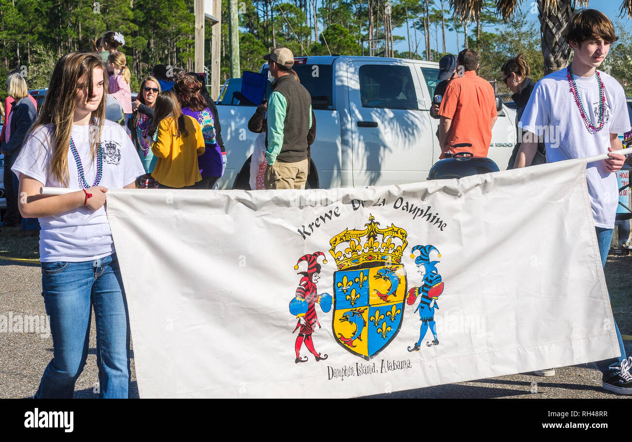 Les adolescents à pied dans le défilé de la coterie de la Dauphine à Dauphin Island, Alabama, le 17 janvier 2015, officiellement le coup d'envoi du mobile de la saison de Mardi Gras. Banque D'Images