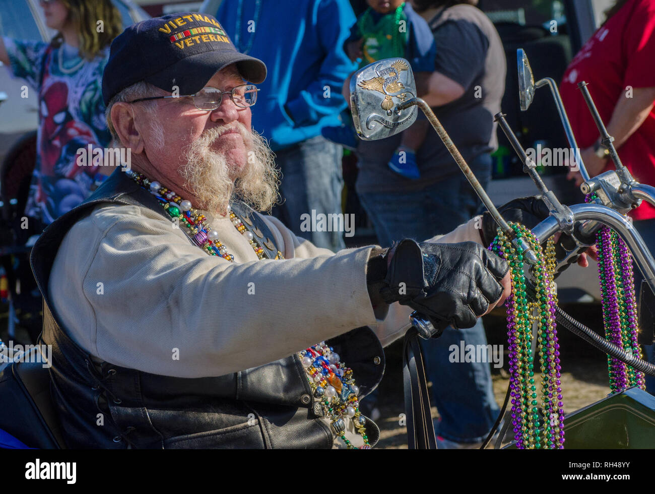 Un vétéran du Vietnam conduit une motocyclette à trois roues trike dans le Krewe de la Dauphine de la parade du Mardi Gras, le 17 janvier 2015, à Dauphin Island, Alabama. Banque D'Images
