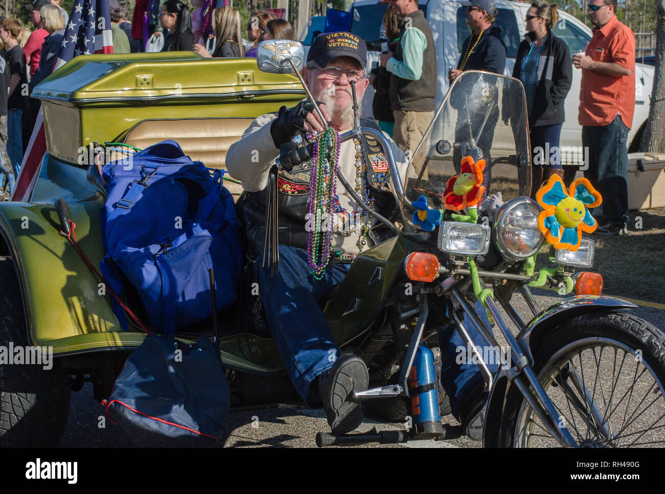 Un vétéran du Vietnam conduit une motocyclette à trois roues trike dans le Krewe de la Dauphine de la parade du Mardi Gras, le 17 janvier 2015, à Dauphin Island, Alabama. Banque D'Images