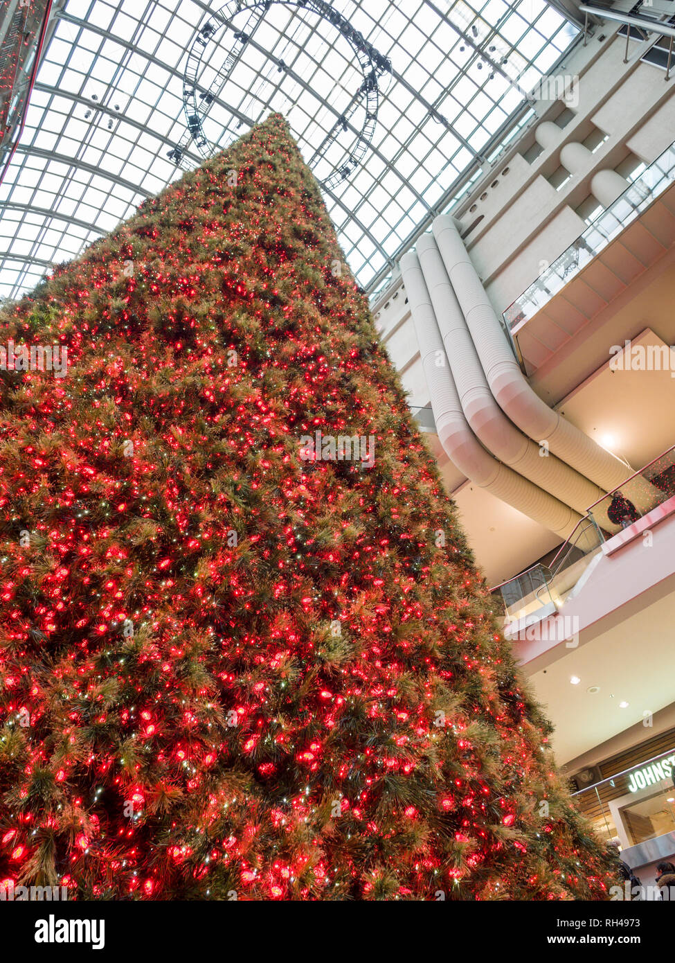 Grand arbre de Noël artificiel à l'Eaton Centre : un immense arbre conique, parfaitement 