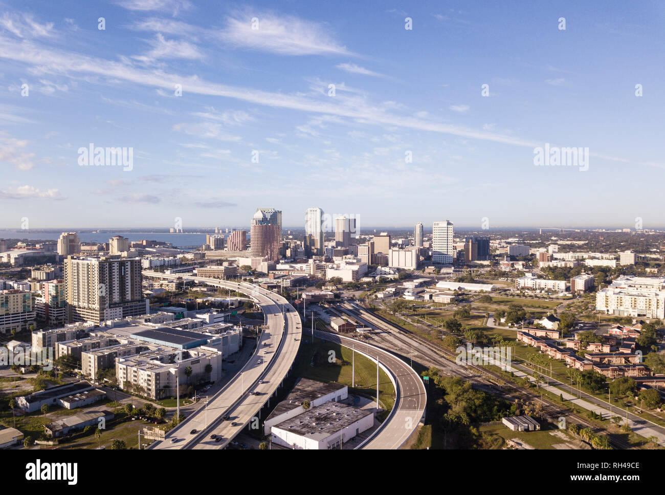 Vue aérienne du centre-ville de Tampa, Floride et les routes environnantes et les zones industrielles. Banque D'Images