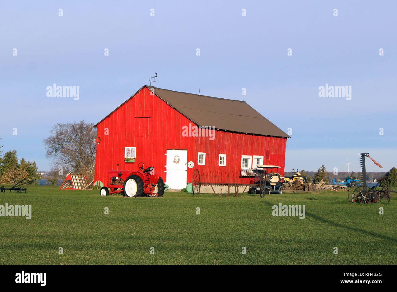 Old Red log barn a connu des jours meilleurs. La détérioration de la  toiture, chalet et peindre toutes les donner un look de baisse générale à  ce classique de western barn Photo