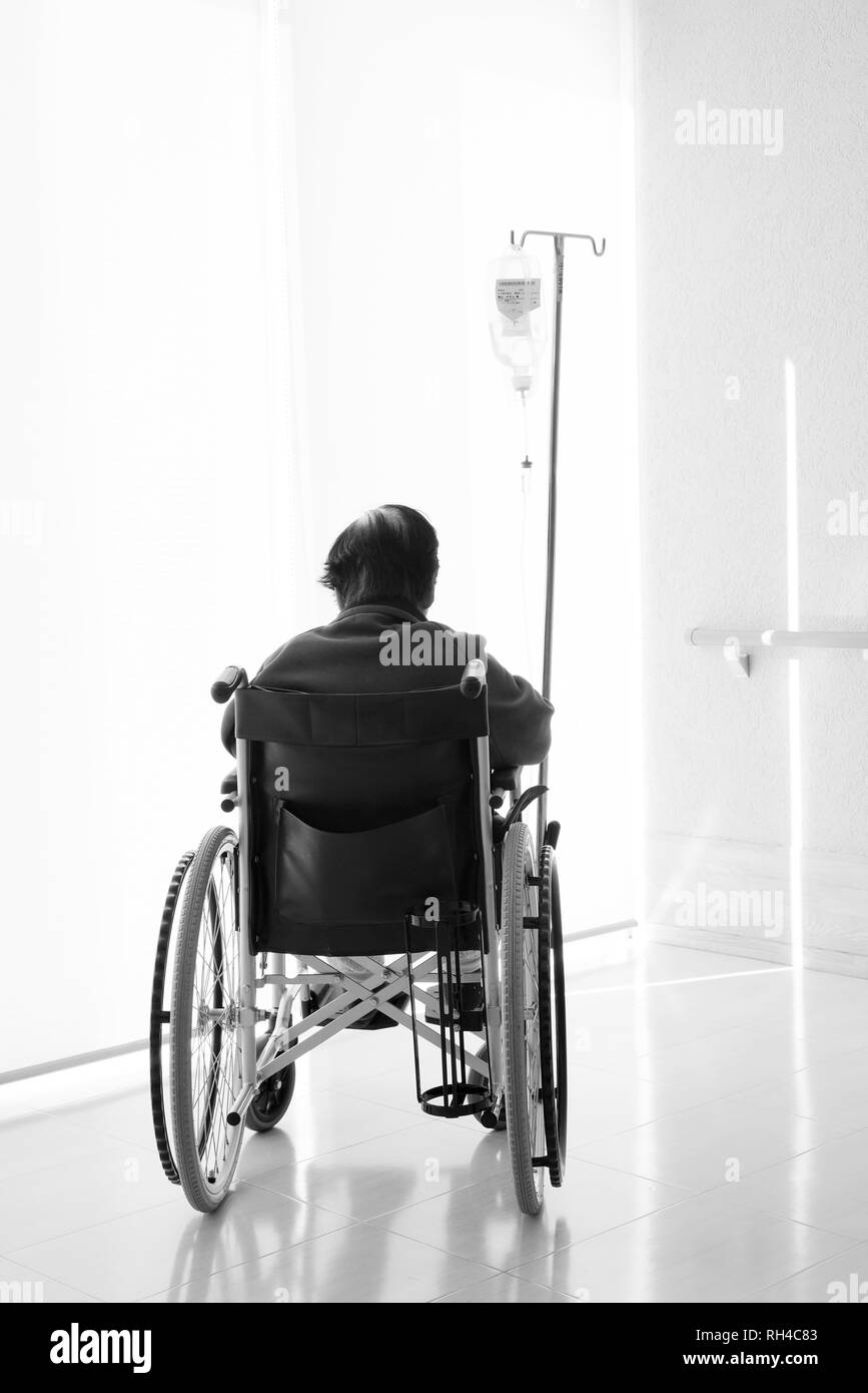 Senior ou femme âgée patient sur fauteuil roulant si triste in hospital hallway Banque D'Images