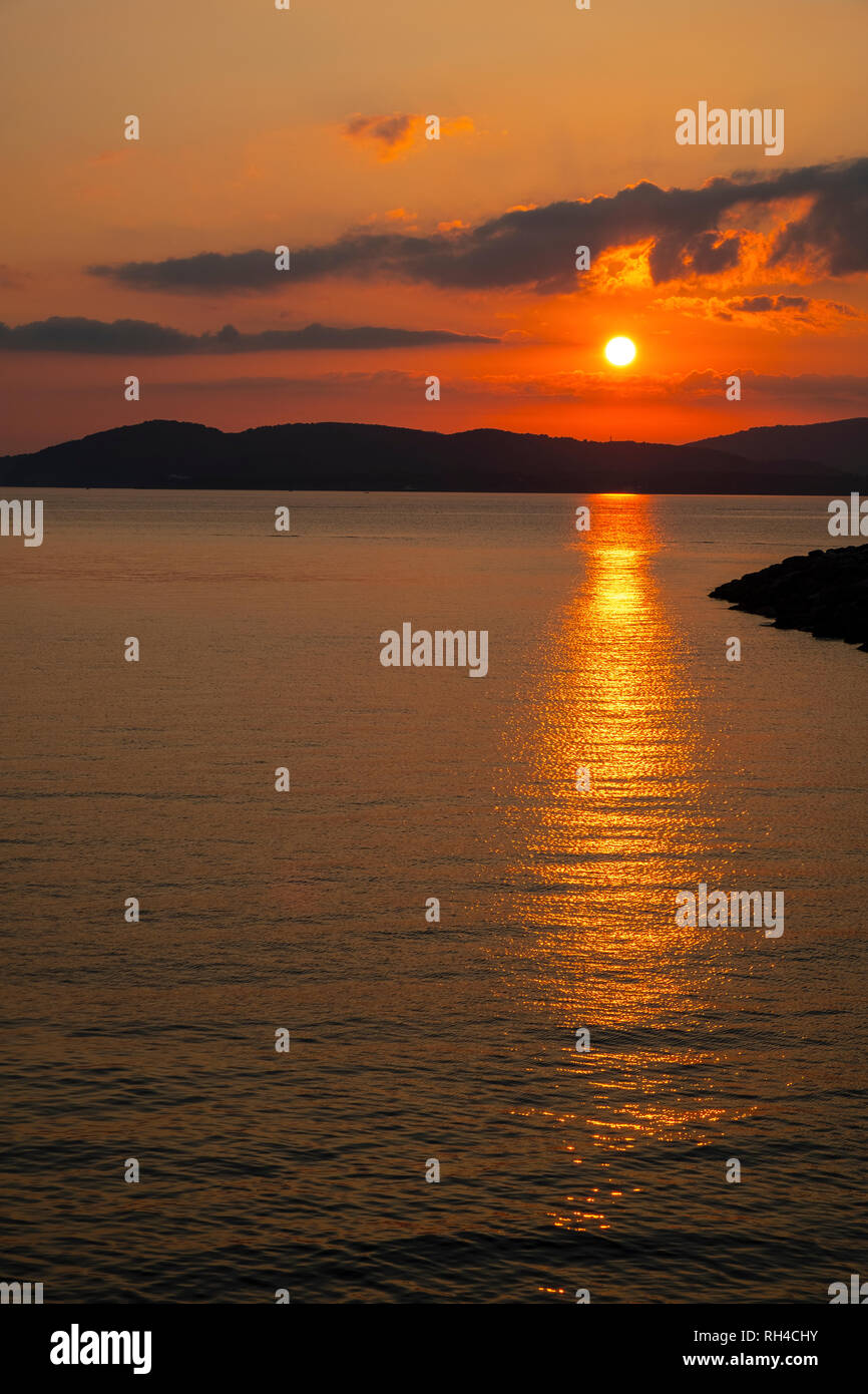 Coucher Du Soleil Dété Paysage Sur Le Golfe Dalghero à Mer