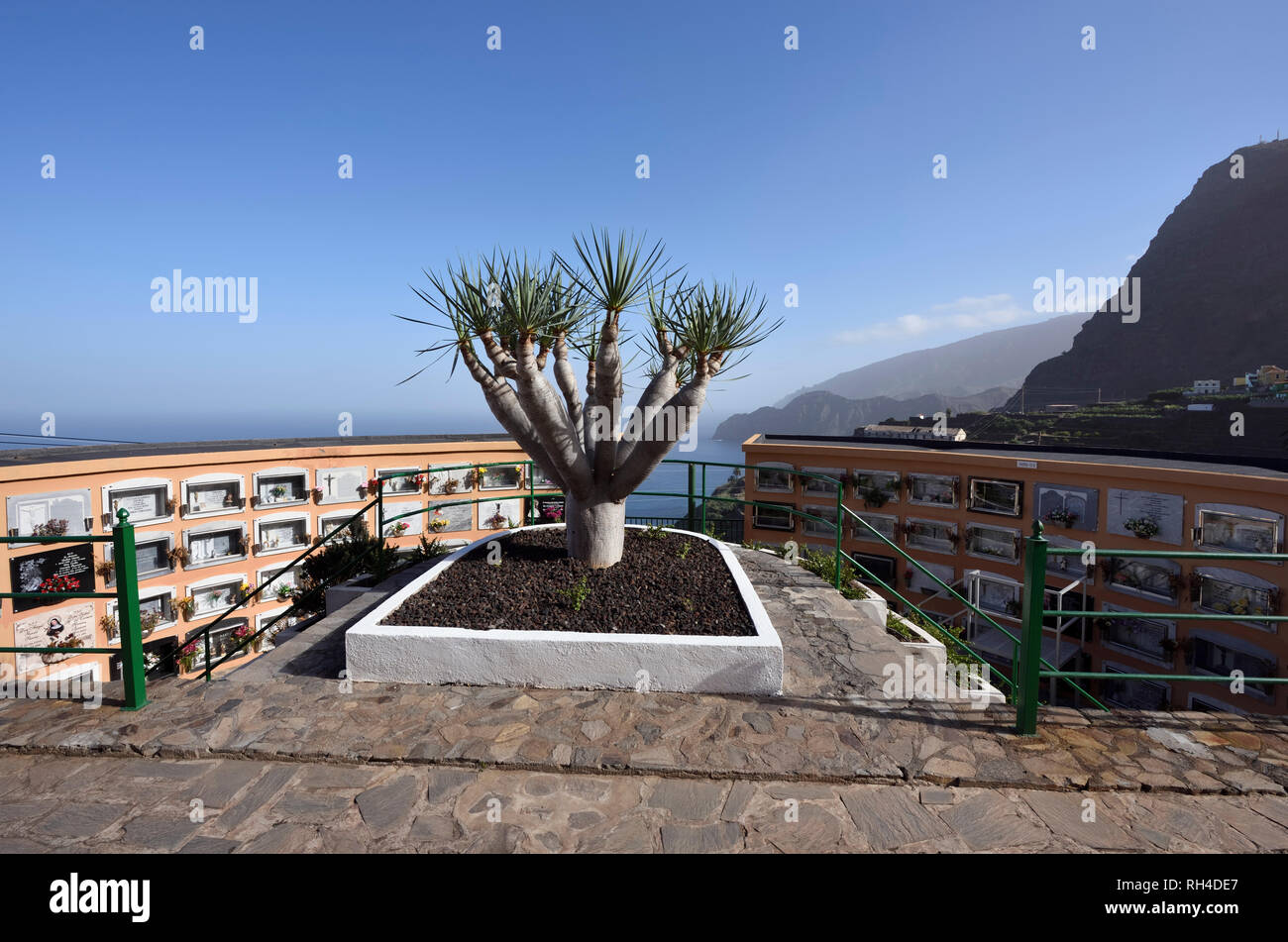 Cimetière de l'urne avec vue sur l'océan Atlantique, Agulo, La Gomera, Canary Islands, Spain Banque D'Images