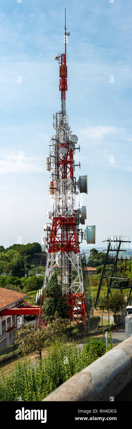 Tour de transmission radio avec certaines antennes pour les télécommunications à Bilbao Banque D'Images
