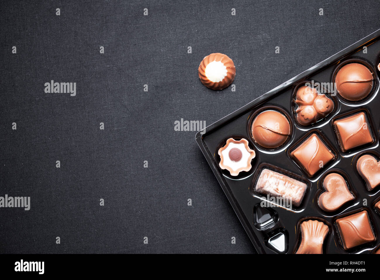 Vue rapprochée d'une boîte de chocolats pralinés, chocolats divers avec vue de dessus sur fond blavk Banque D'Images