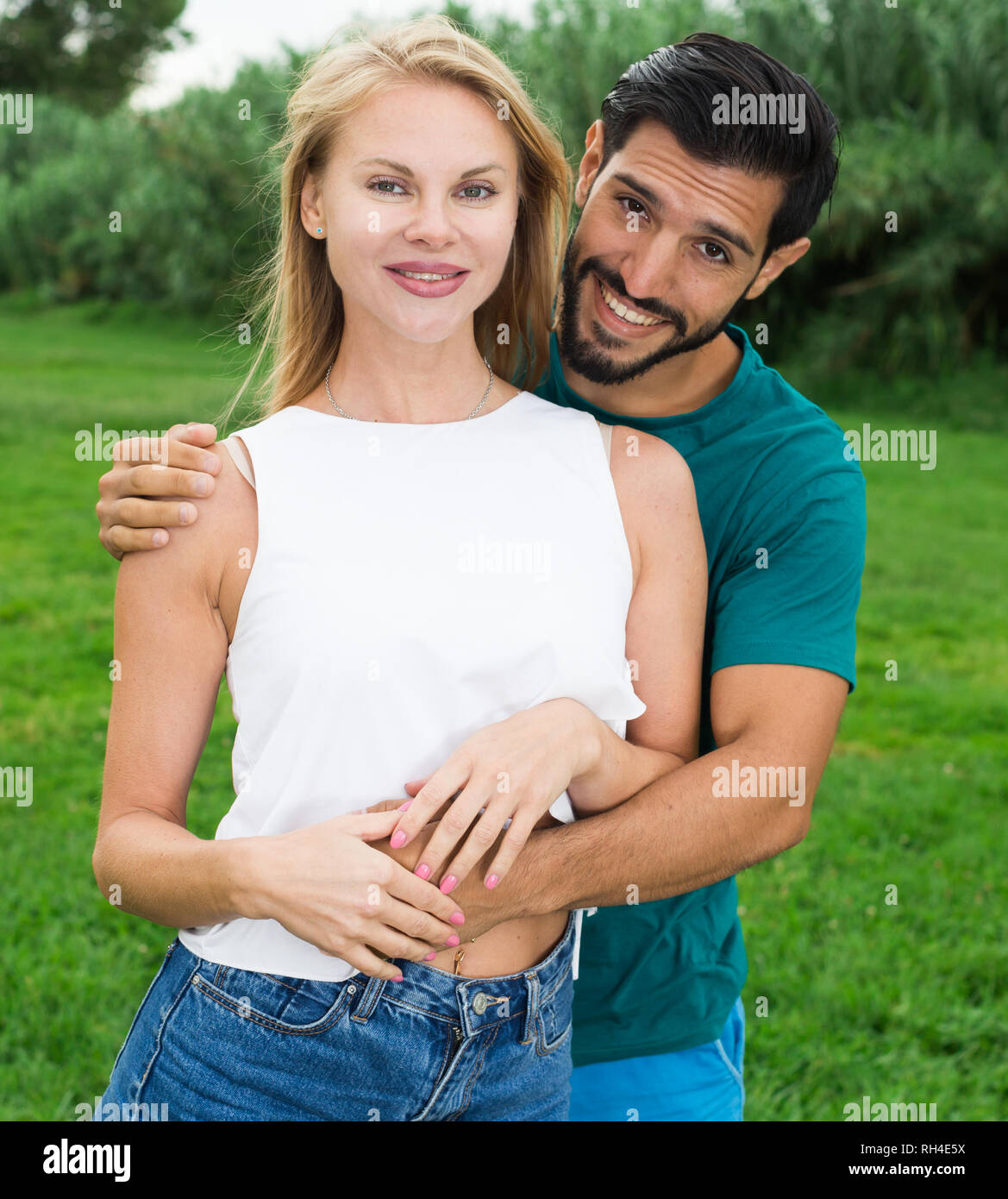 Portrait de couple qui posent sur la nature dans le parc. Banque D'Images