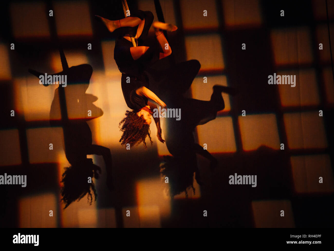 Interprète féminine de la corde qui pendait sur scène Banque D'Images