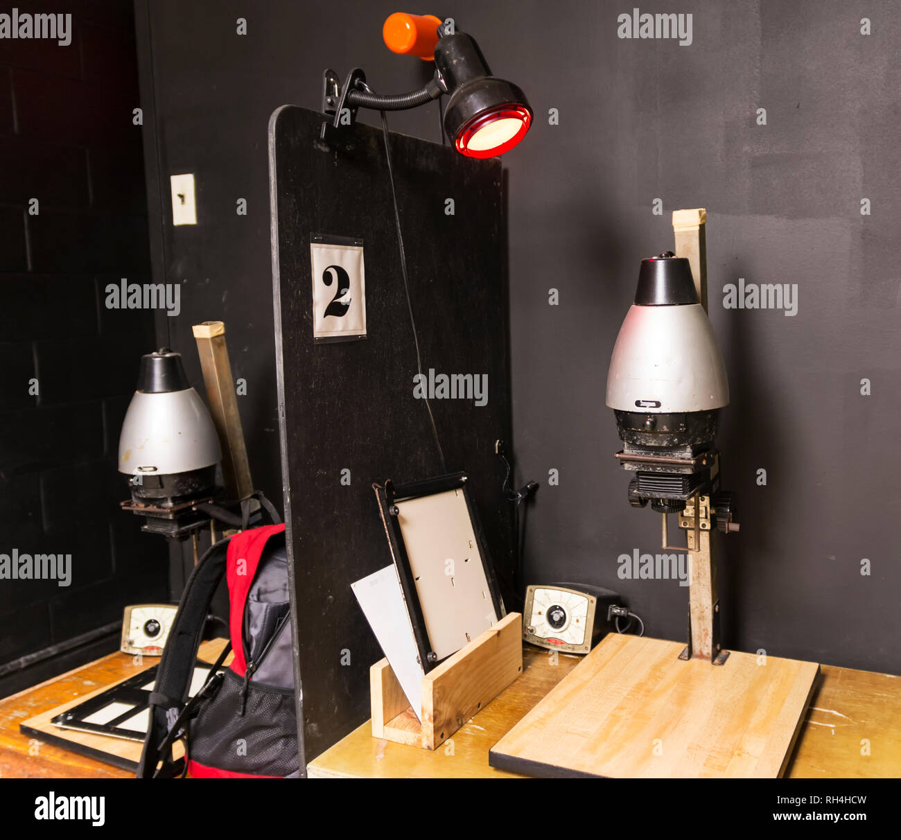 Une chambre noire est mis en place avec l'ancienne agrandisseurs Noir et blanc prêt à imprimer des photos. Banque D'Images