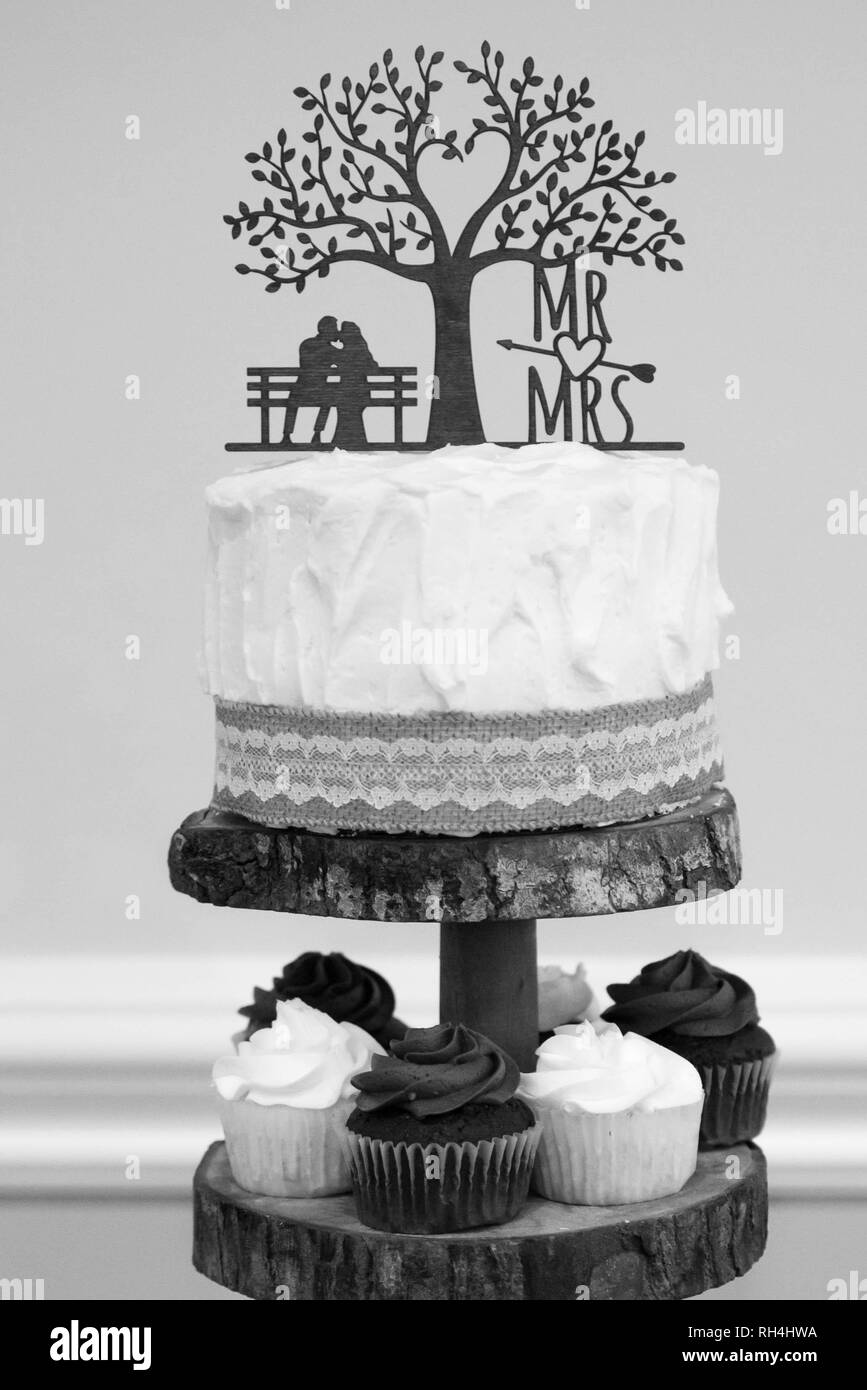 Gateau De Mariage Et Cupcakes Au Chocolat A La Vanille Servis Comme Dessert Lors D Une Reception A Theme Rustique Image Noir Et Blanc Photo Stock Alamy