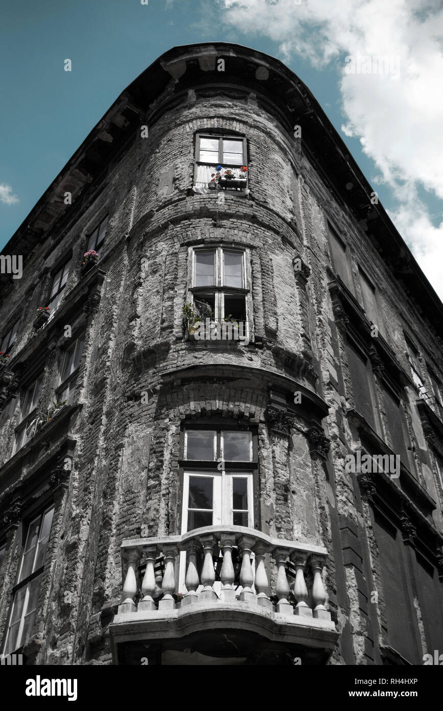 Ville délabrée avec coin de maison en stuc perdu Banque D'Images