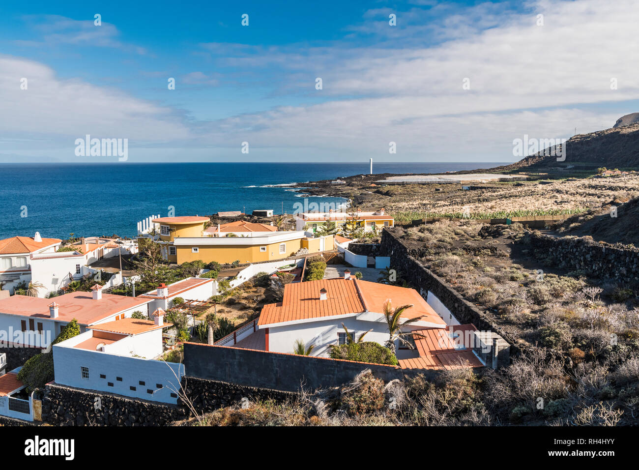 Vue sur la station balnéaire de la Salemera sur la côte est de la Palma, aux îles Canaries, avec des maisons caractéristiques avec des toits en tuiles rouges Banque D'Images