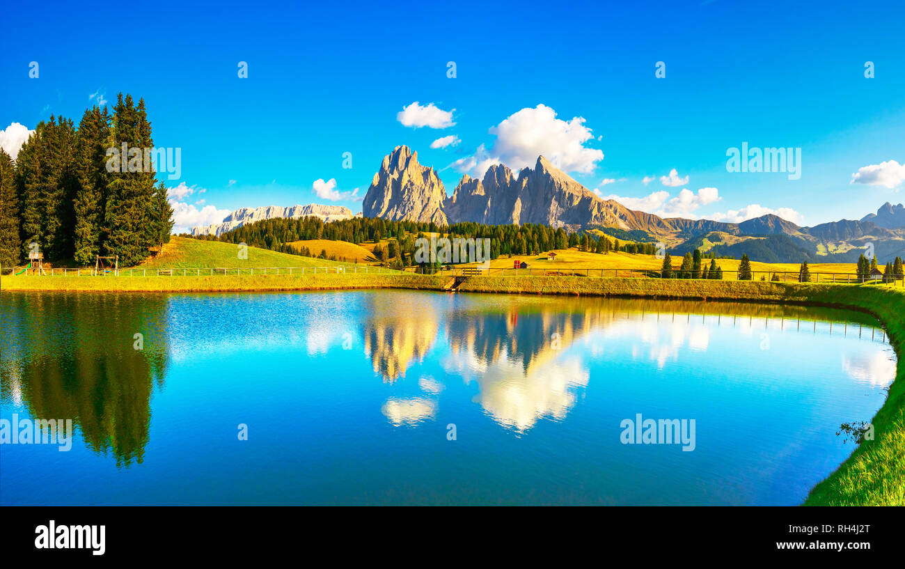 Lac et Montagne au coucher du soleil, l'Alpe di Siusi ou Alpe di Siusi, Dolomites Alpes Sassolungo et Sassopiato, Trentin-Haut-Adige Sud Tyrol, Italie, Europe Banque D'Images