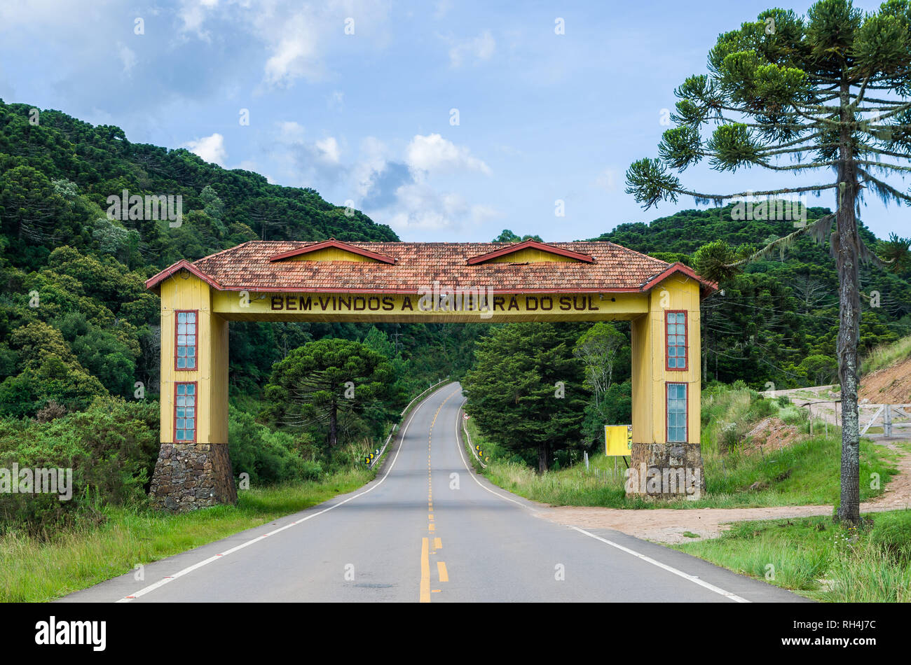 Porche d'entrée de la ville touristique de Cambara do Sul, ville de canyons. Banque D'Images