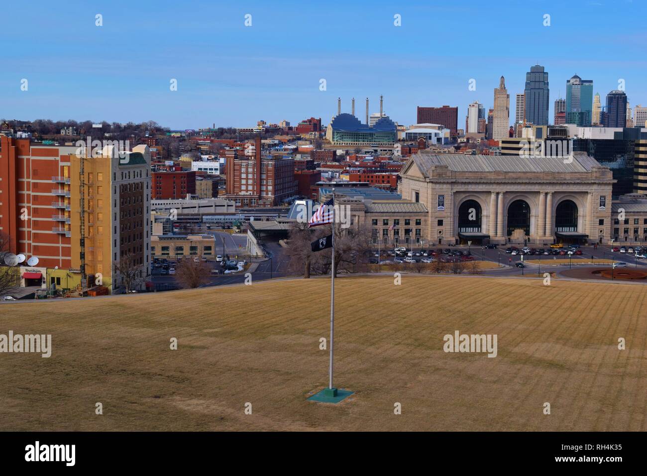 Kansas City, MO skyline vu de la PREMIÈRE GUERRE MONDIALE Musée pendant 12 heures. Banque D'Images